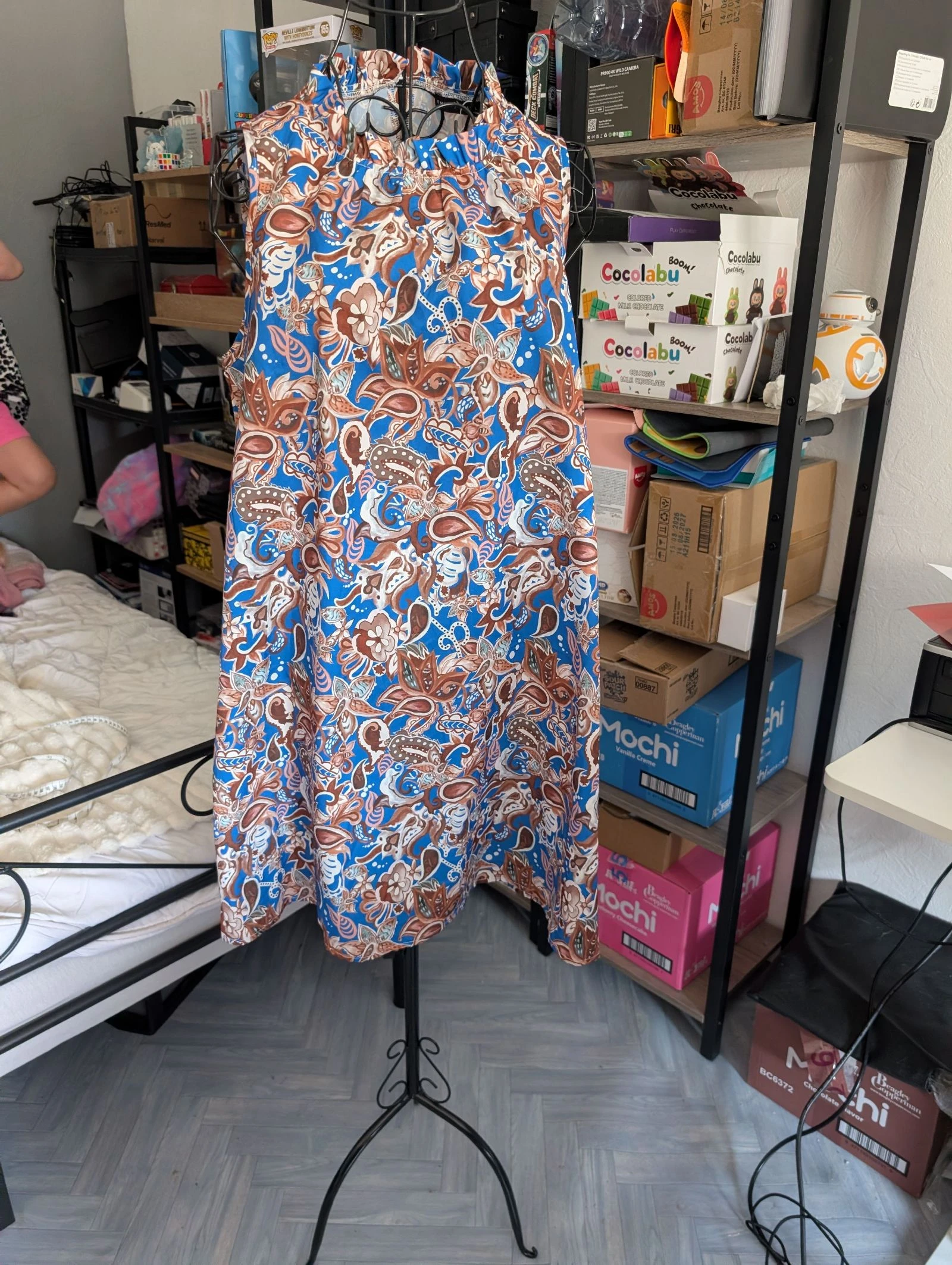 Magnifique robe courte sans manches motif cache-mich / floral – Emery Rose – Taille L